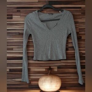 gray long sleeve crop rib-knit top V-neck size L